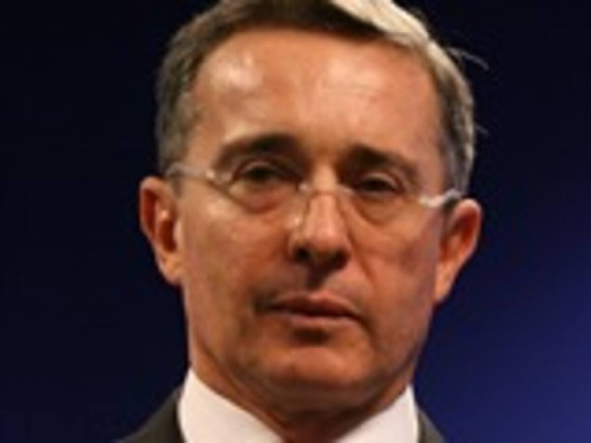 Uribe anuncia reducción de $400 en galón de gasolina a partir de mayo