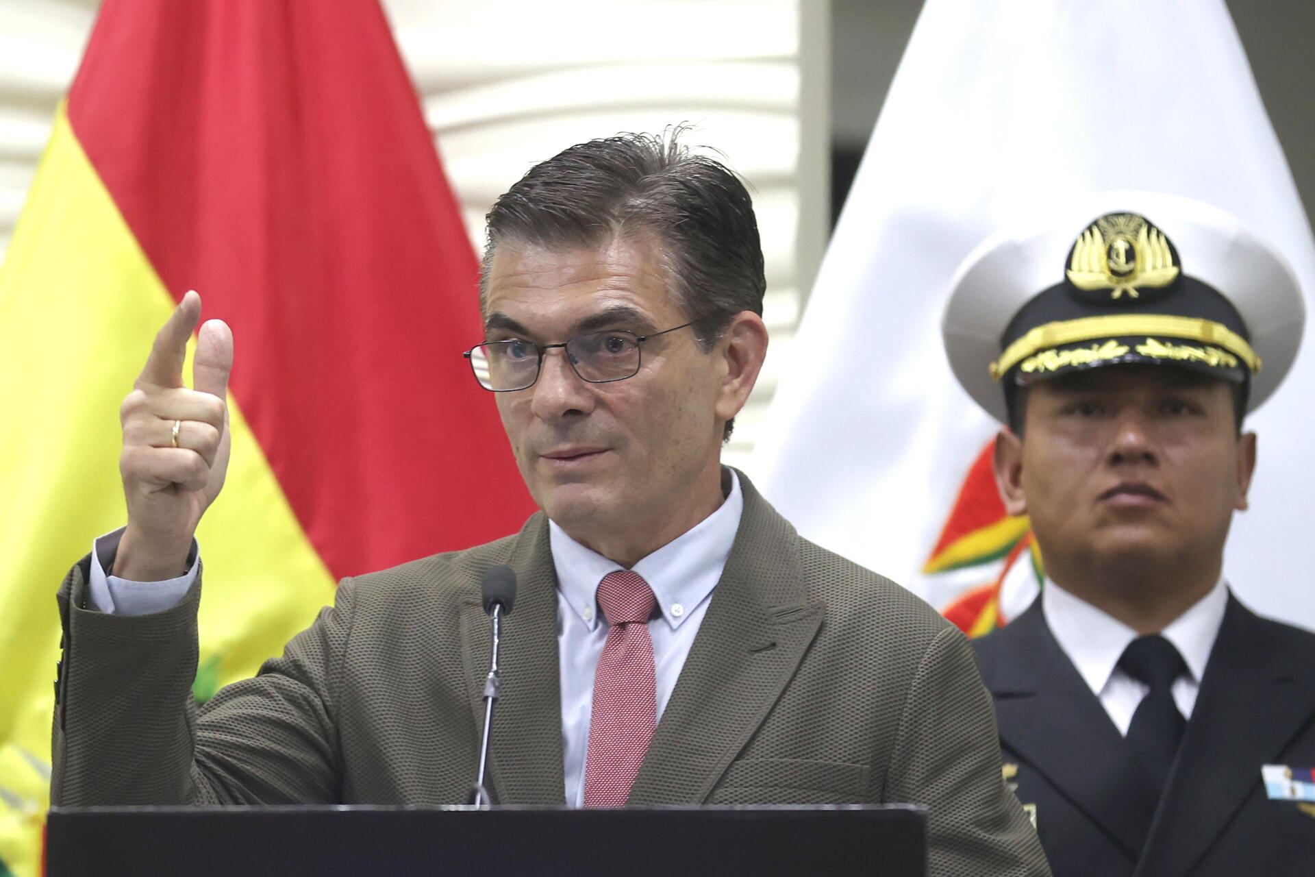 El presidente de Bolivia, Rodrigo Paz, habla durante un acto en la Procuraduría General del Estado este lunes, en El Alto (Bolivia). FOTO: EFE/ Luis Gandarillas