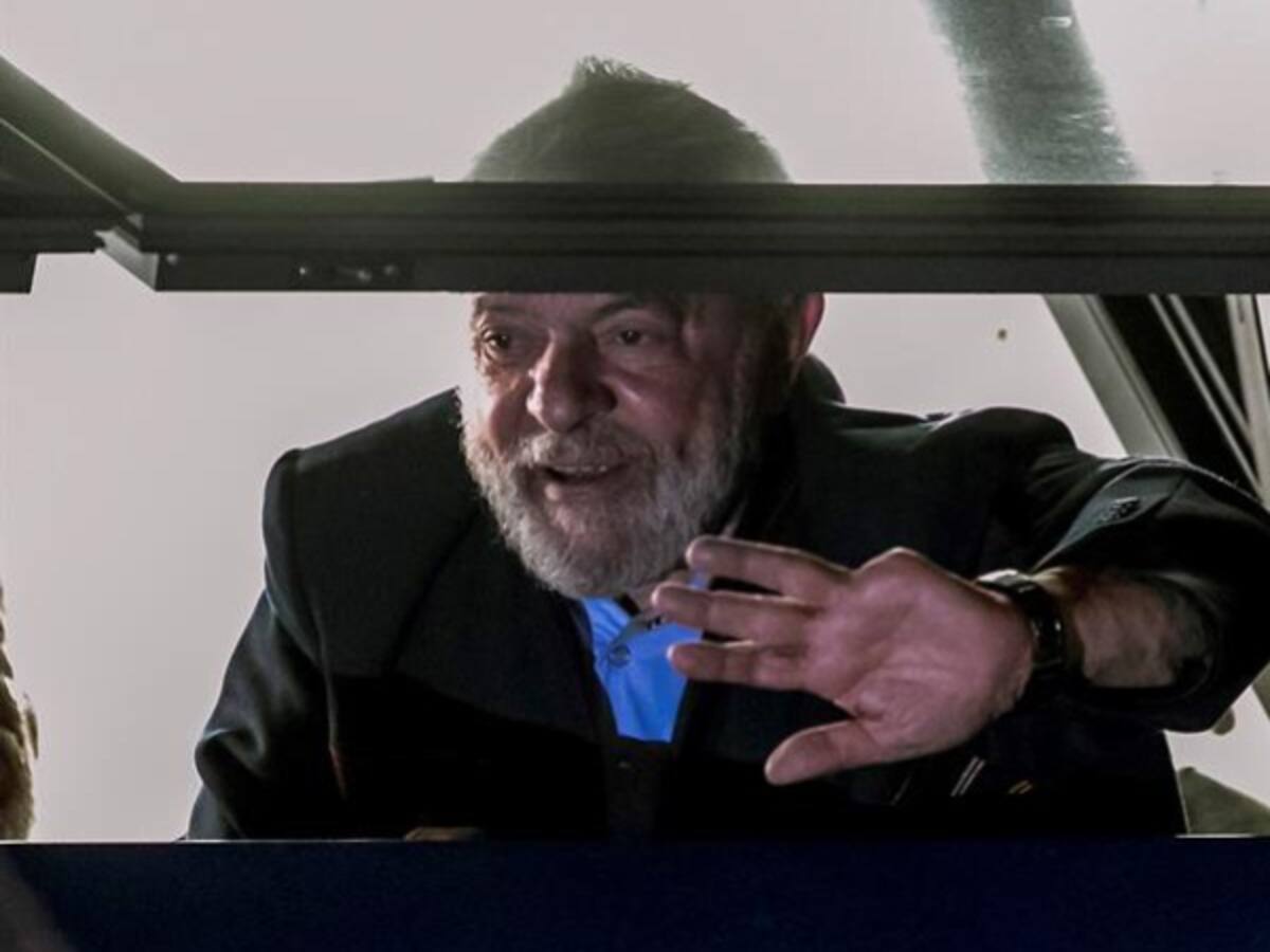 Militantes impiden a Lula salir del sindicato para entregarse a la Policía