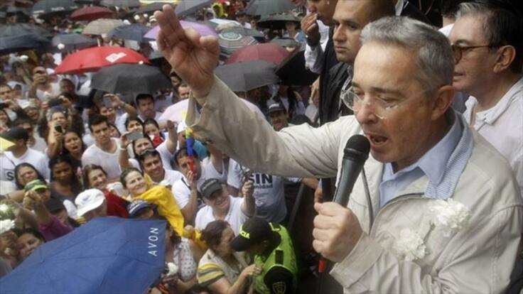 Cada crítica al presidente es un frasco de emulsión de Scott, dice Uribe
