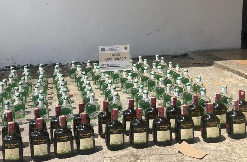 Incautan 104 botellas de licor adulterado. Foto: Gobernación de Antioquia