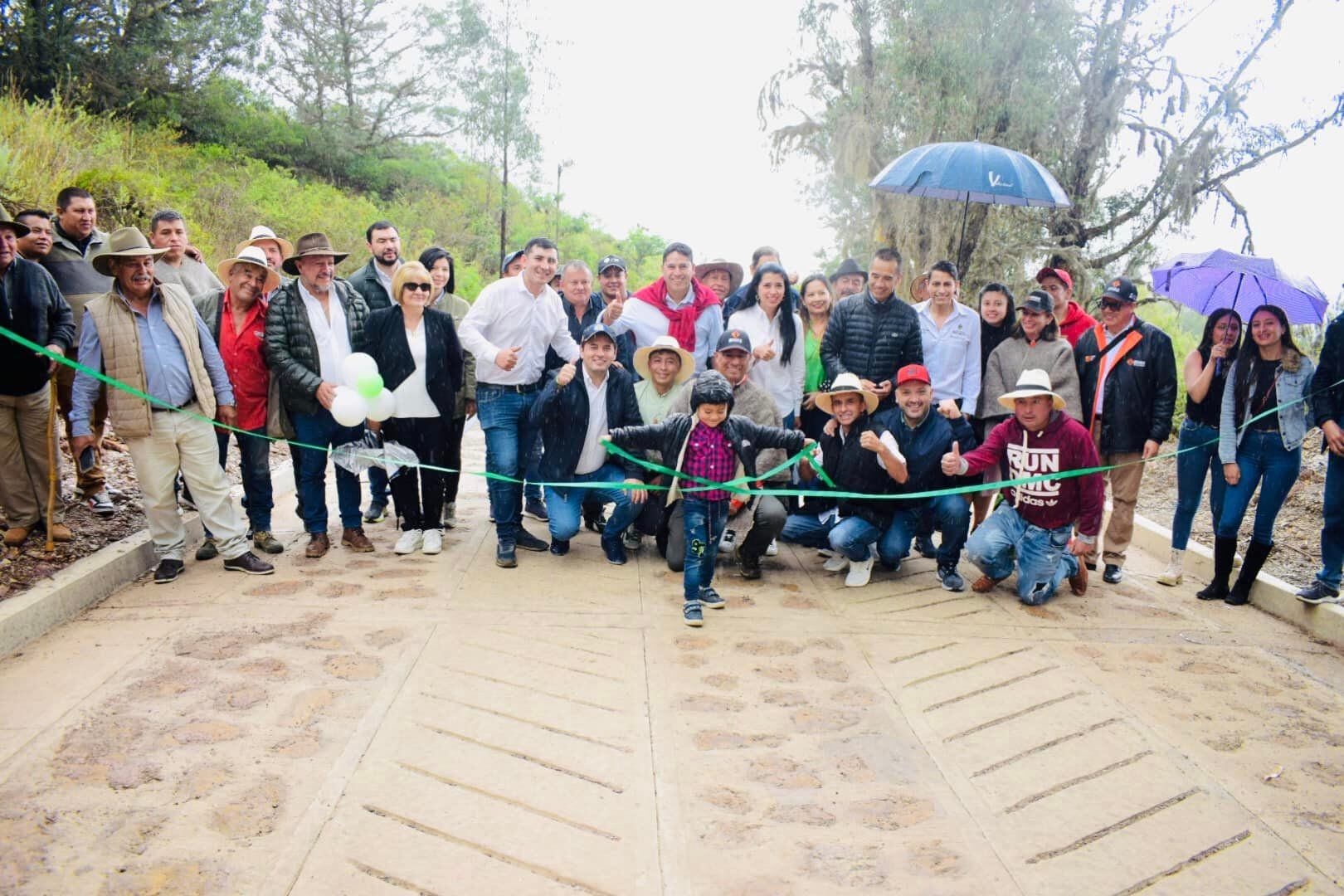 La veeduría anticorrupción critica la entrega de obras por parte del representante, alegando falta de transparencia por la ausencia del alcalde en el evento.