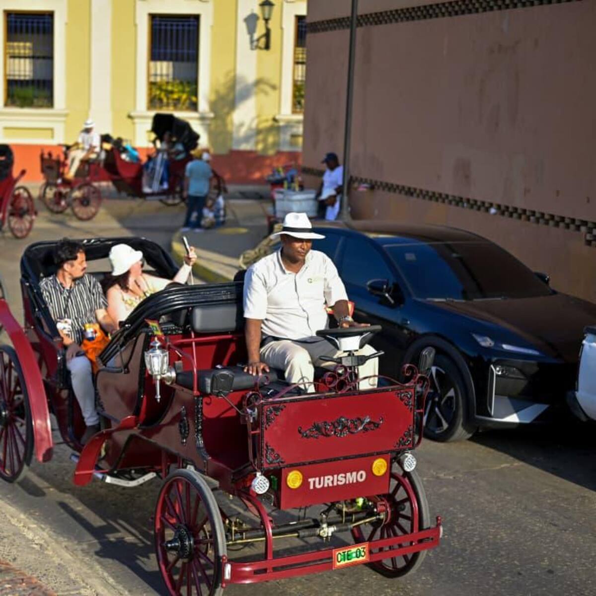 Más de 2.000 personas disfrutaron de paseos gratuitos en coches eléctricos durante el puente festivo