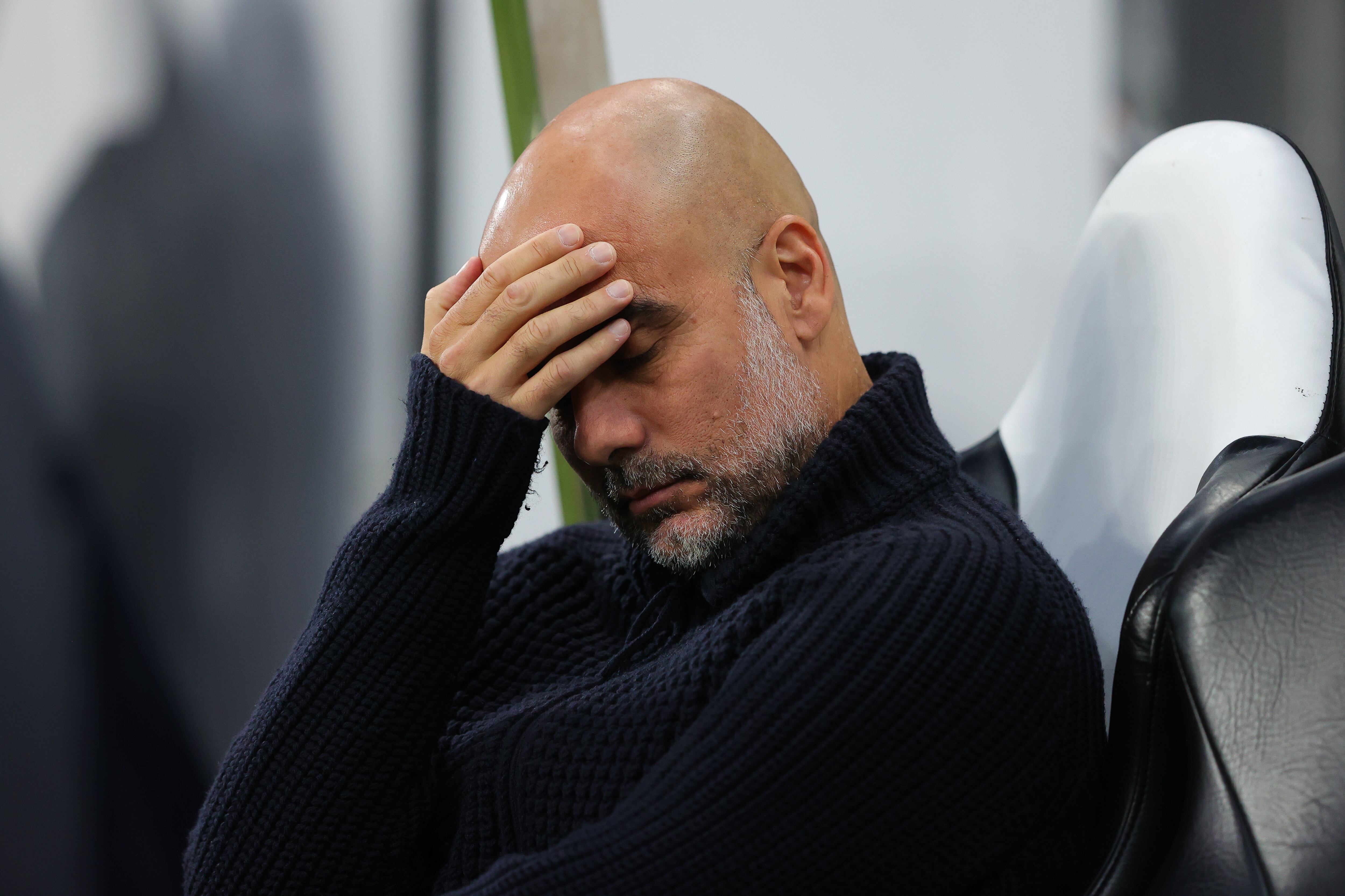 Pep Guardiola, técnico del Manchester City, se lamenta tras la eliminación en Copa. (Photo by James Gill - Danehouse/Getty Images)