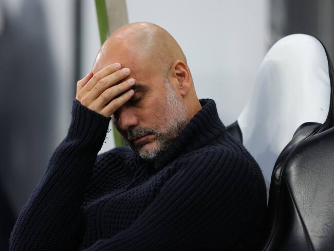 Pep Guardiola, técnico del Manchester City, se lamenta tras la eliminación en Copa. (Photo by James Gill - Danehouse/Getty Images)