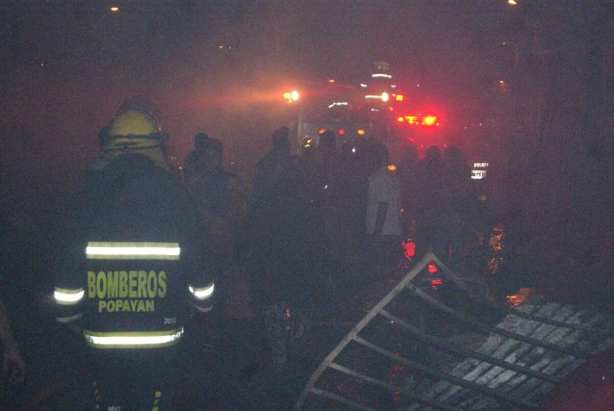 Luego de un gran incendio un barrio de invasión en Popayán quedo en cenizas.