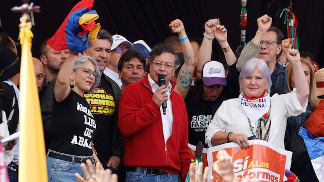 AME393. BOGOTÁ (COLOMBIA), 18/03/2025.- El presidente de Colombia, Gustavo Petro, habla este martes, en la Plaza de Bolivar de Bogotá (Colombia). Petro llamó al pueblo a rebelarse contra quienes se oponen a sus reformas a la salud y laboral, que están empantanadas en el Congreso donde corren el riesgo de hundirse en la Comisión Séptima del Senado. EFE/ Mauricio Dueñas Castañeda