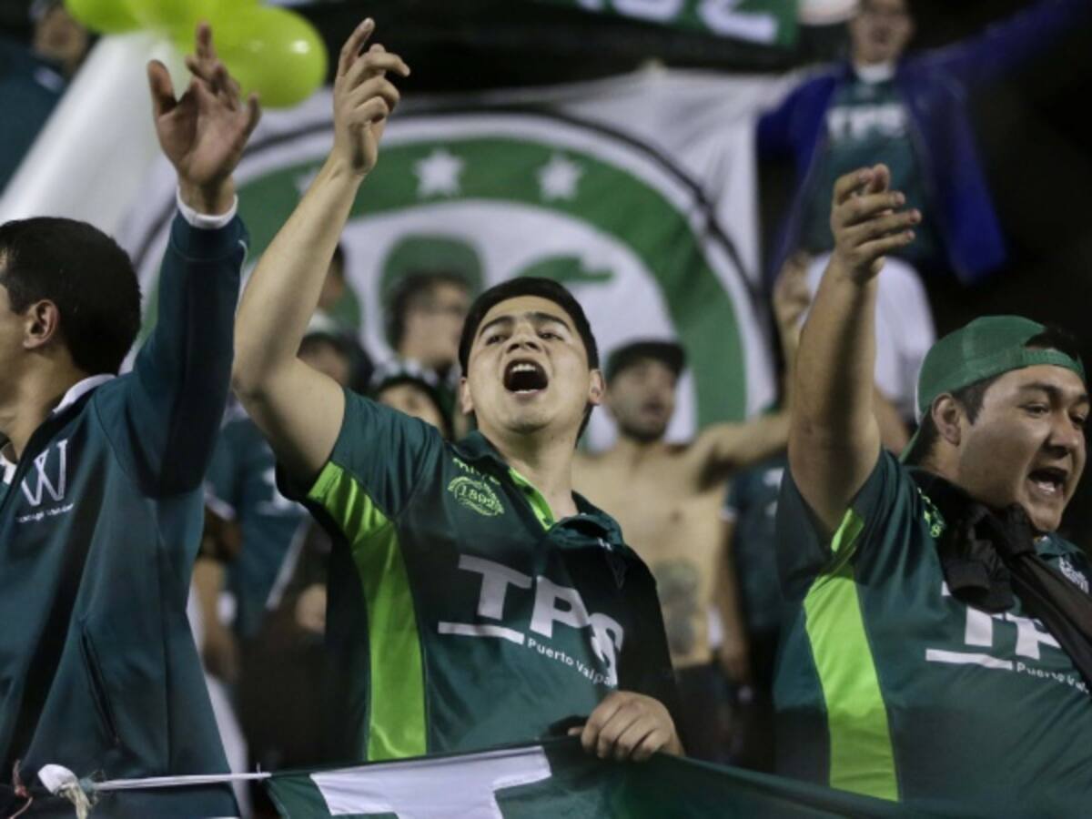 Hinchas de Wanderers y Colo Colo se enfrentan dentro del campo de juego