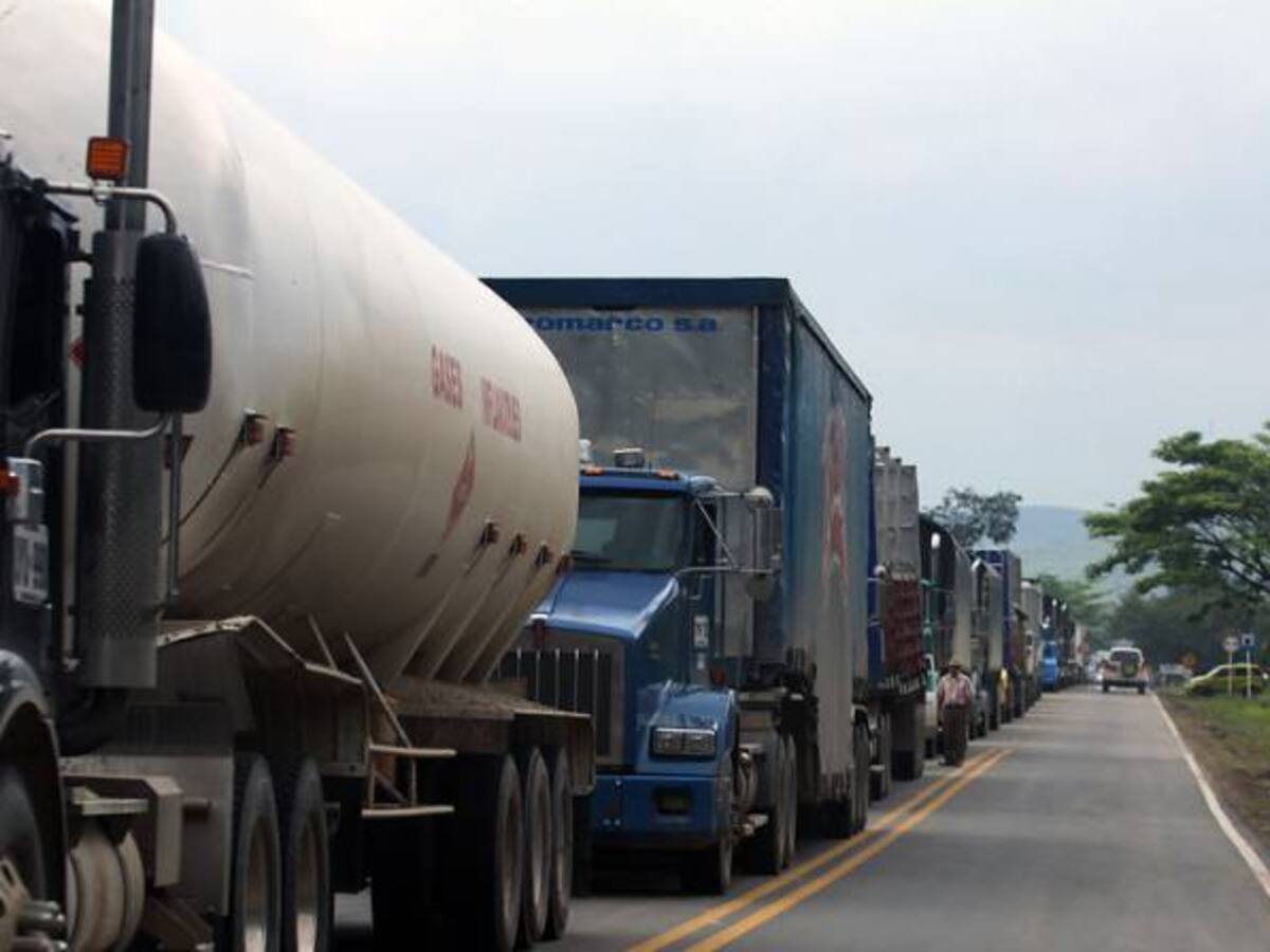 Transportadores de pasajeros y de carga alertan por "pico y placa" ambiental en Bogotá