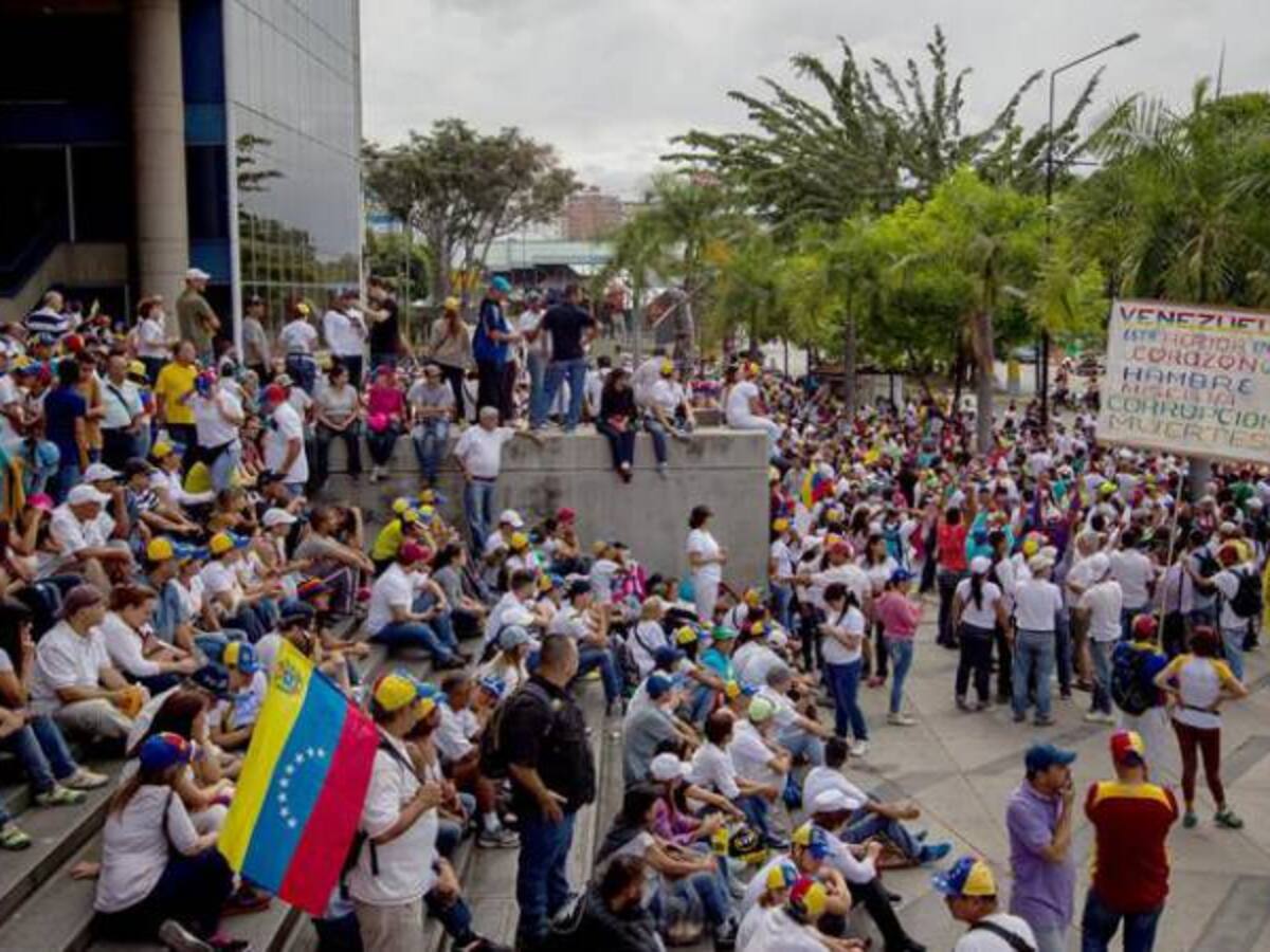 Oposición y chavismo se toman Caracas en marchas multitudinarias