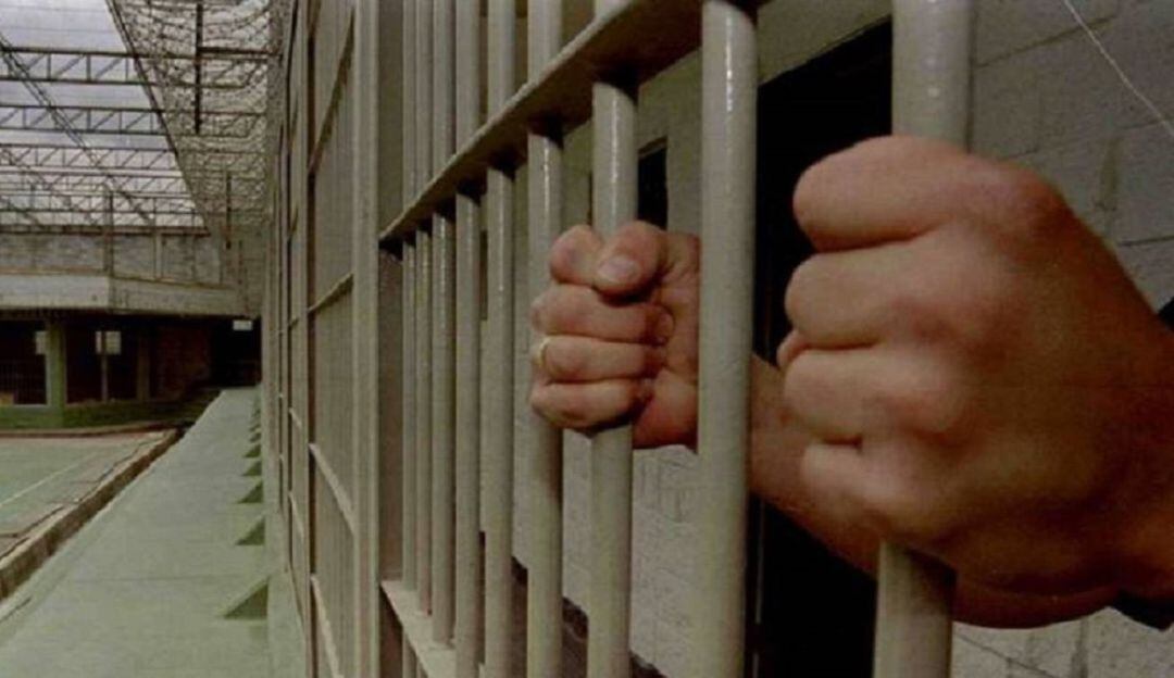 El docente, presuntamente abusó física y psicológicamente de la víctima durante dos años.