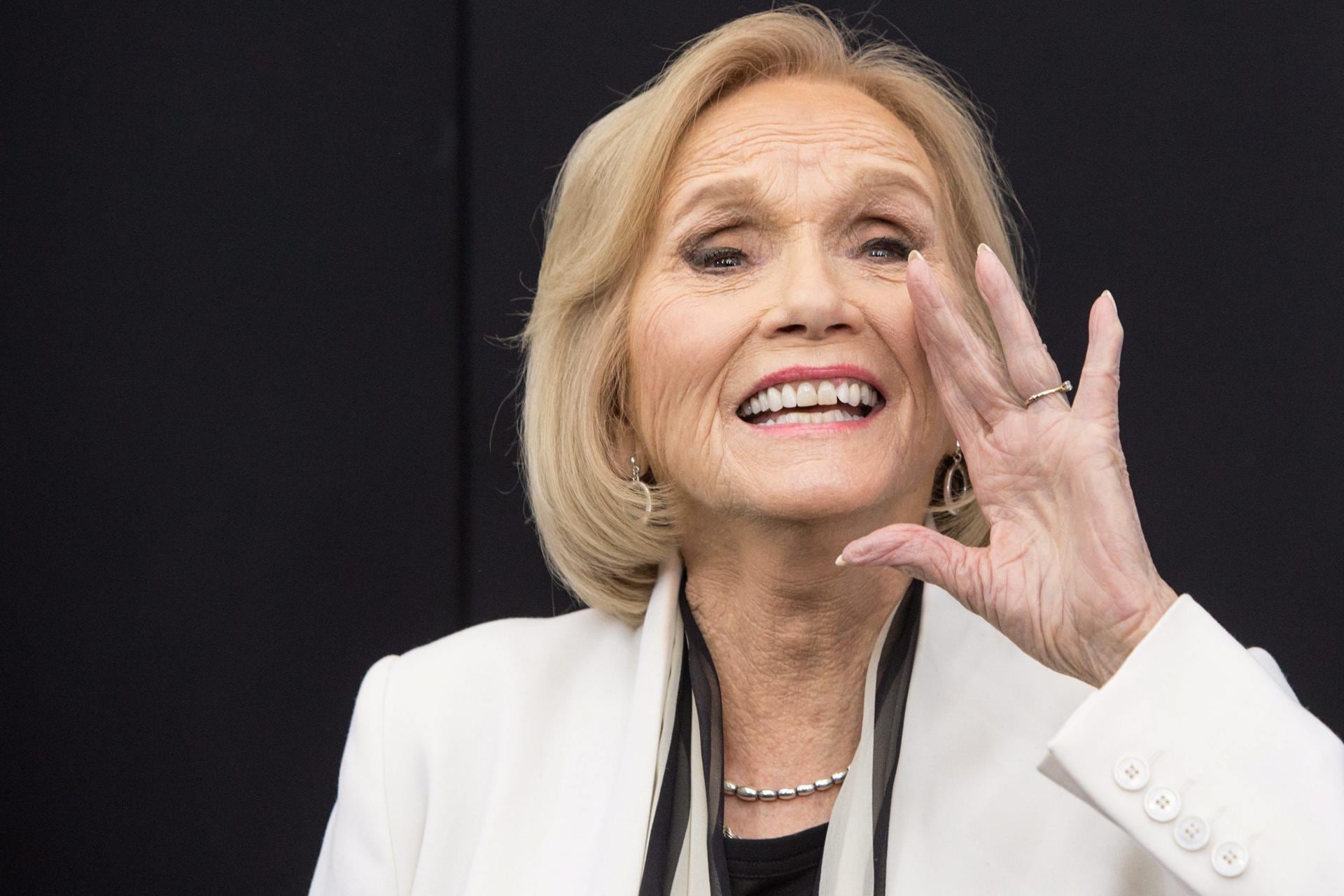 Eva Marie Saint saludando durante un evento en Nueva York (EEUU). Eva Marie Saint, conocida por películas como 'On the Waterfront' o 'North by Northwest', falleció este martes a los 102 años. EFE/ Andrew Kelly /ARCHIVO
