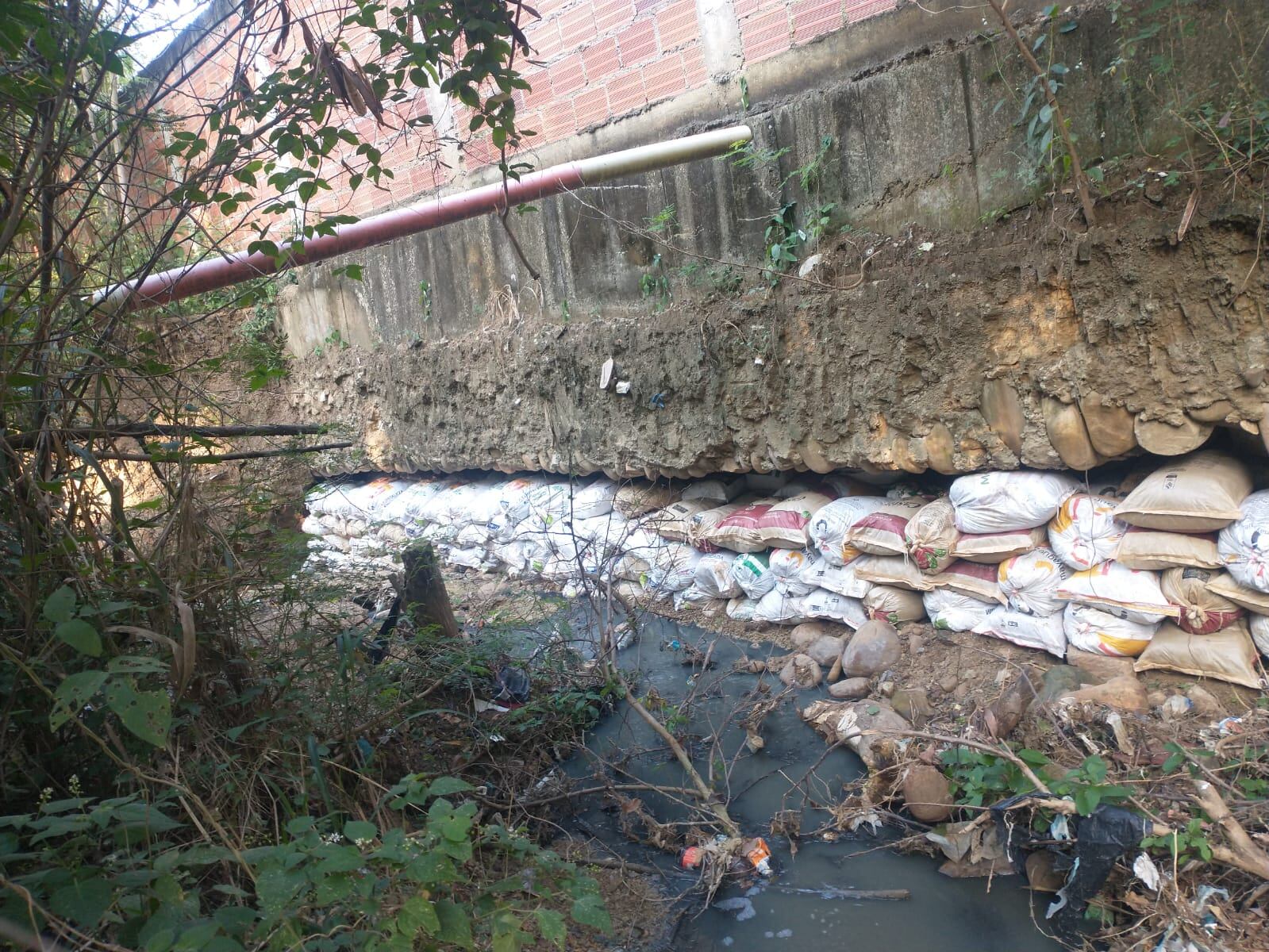 Las lluvias están socavando los muros (Foto/Cortesía)