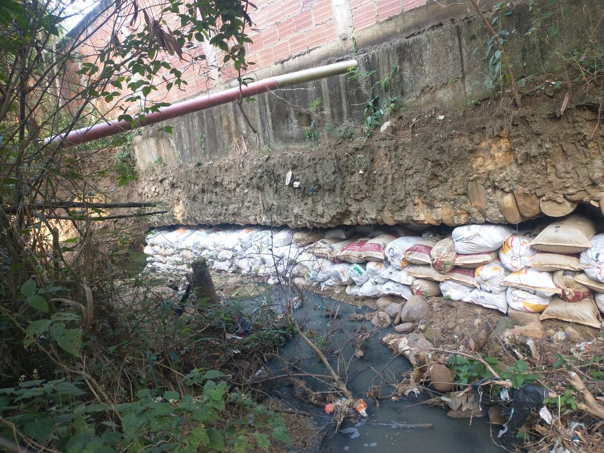 Caño de aguas negras pone en riesgo a colegio del barrio La Florida