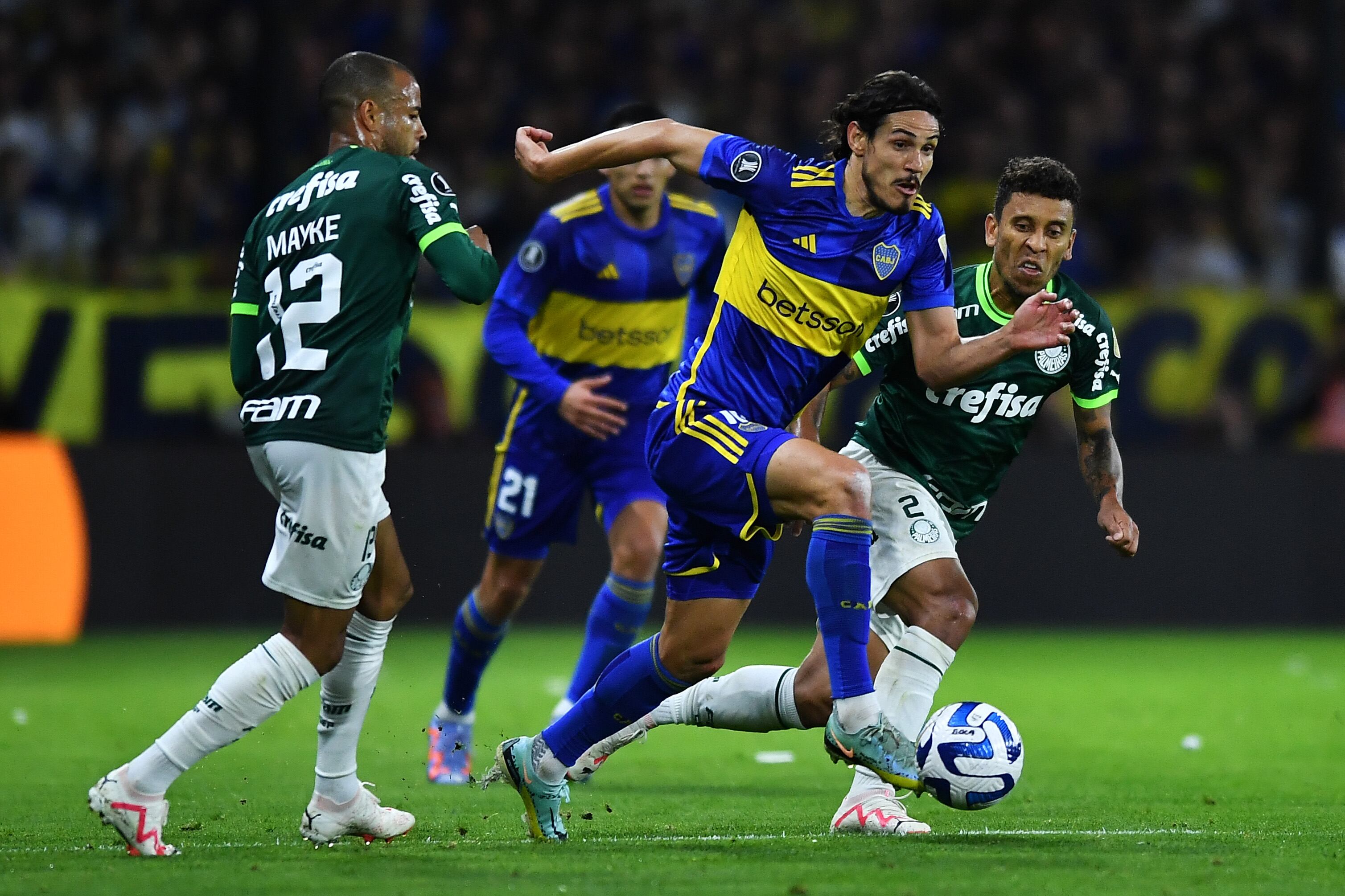 BUENOS AIRES, ARGENTINA - SEPTEMBER 28: Edinson Cavani of Boca Juniors and Marcos Rocha of Palmeiras compete for the ball during the Copa CONMEBOL Libertadores 2023 semi-final first leg match between Boca Juniors and Palmeiras at Estadio Alberto J. Armando on September 28, 2023 in Buenos Aires, Argentina. (Photo by Marcelo Endelli/Getty Images)