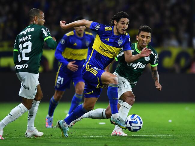 BUENOS AIRES, ARGENTINA - SEPTEMBER 28: Edinson Cavani of Boca Juniors and Marcos Rocha of Palmeiras compete for the ball during the Copa CONMEBOL Libertadores 2023 semi-final first leg match between Boca Juniors and Palmeiras at Estadio Alberto J. Armando on September 28, 2023 in Buenos Aires, Argentina. (Photo by Marcelo Endelli/Getty Images)