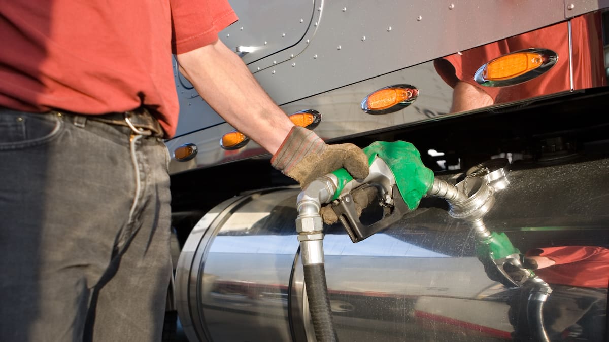 ¿Es posible bajar la gasolina? Experto detalla los factores clave y el margen de reducción