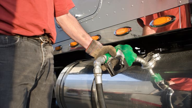 ¿Es posible bajar la gasolina? Experto detalla los factores clave y el margen de reducción