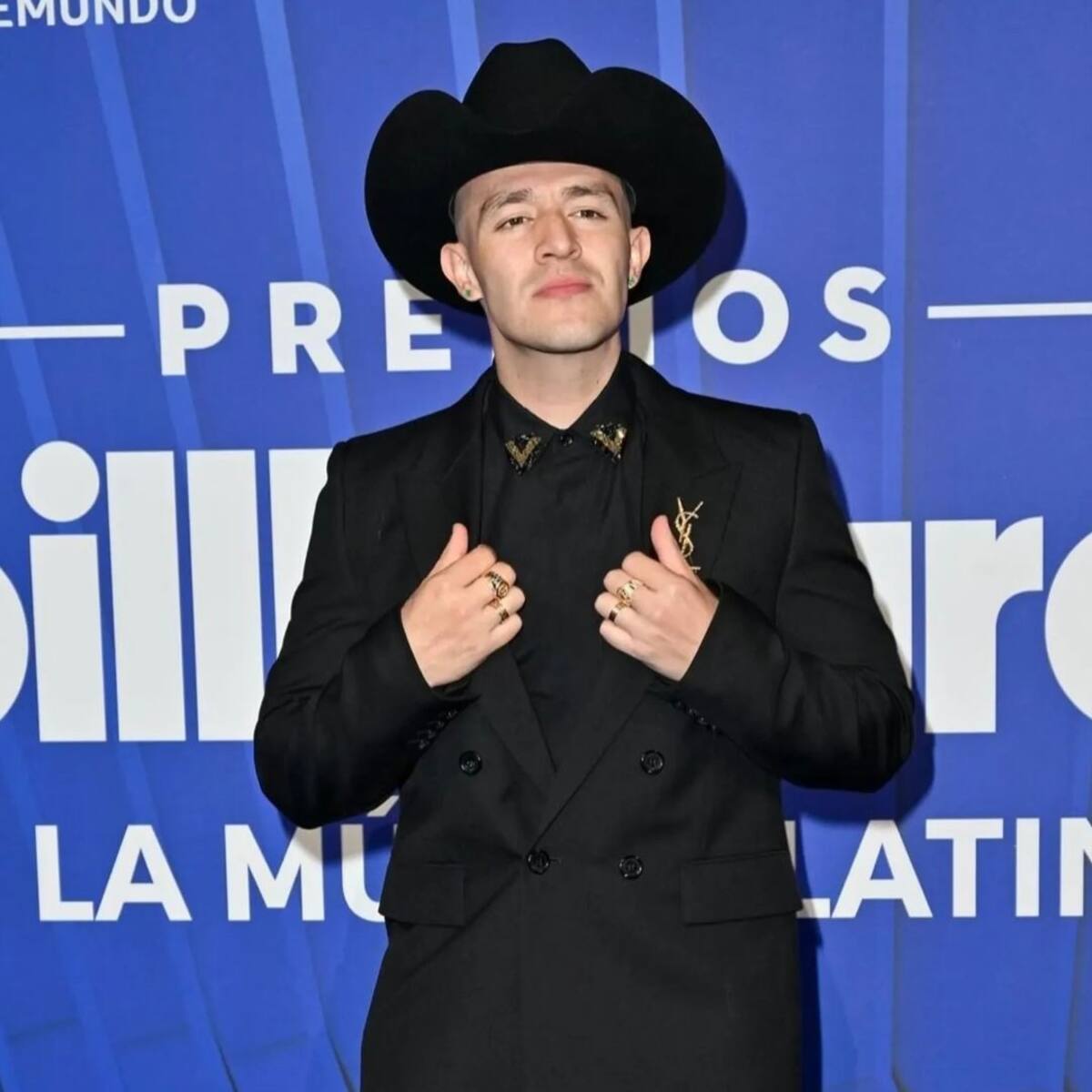 Luis Alfonso recibe reconocimiento de Billboard como artista latino en ascenso