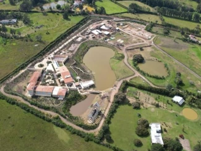 La alcaldía de Villa de Leyva le pidió a la fiscal general Luz Adriana Camargo que priorice la investigación por los presuntos daños ambientales generados en el predio San Cayetano en la vereda Sabana, donde se desarrolla el proyecto denominado “Nuestra Señora del Buen Suceso – San Jacinto de Nelvic”. Foto: Suministrada por fuentes cercanas al caso.