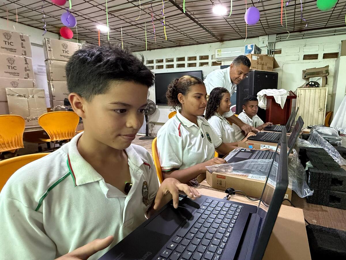 Estudiantes de la zona rural de El Carmen de Bolívar recibieron 450 computadores