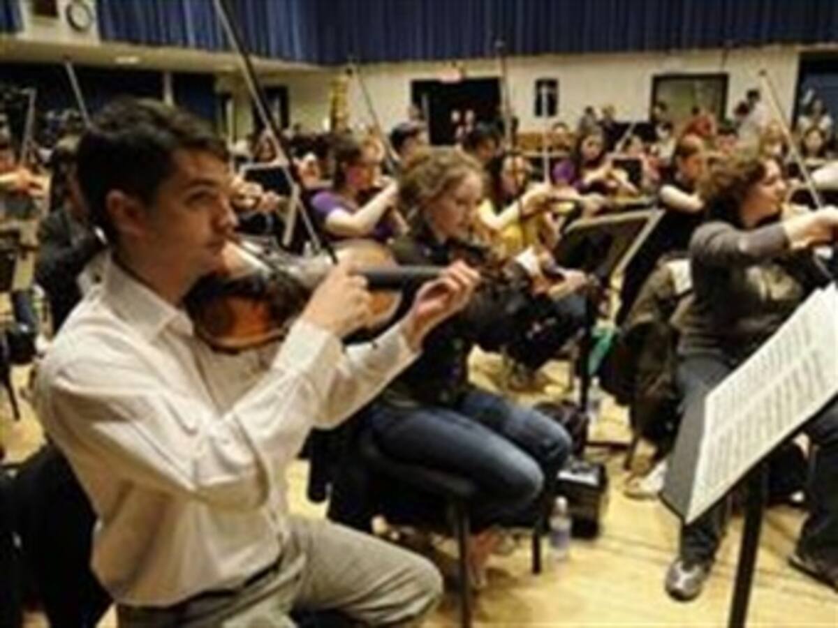 Un colombiano entre los músicos de la Sinfónica de YouTube que ofrece primer concierto