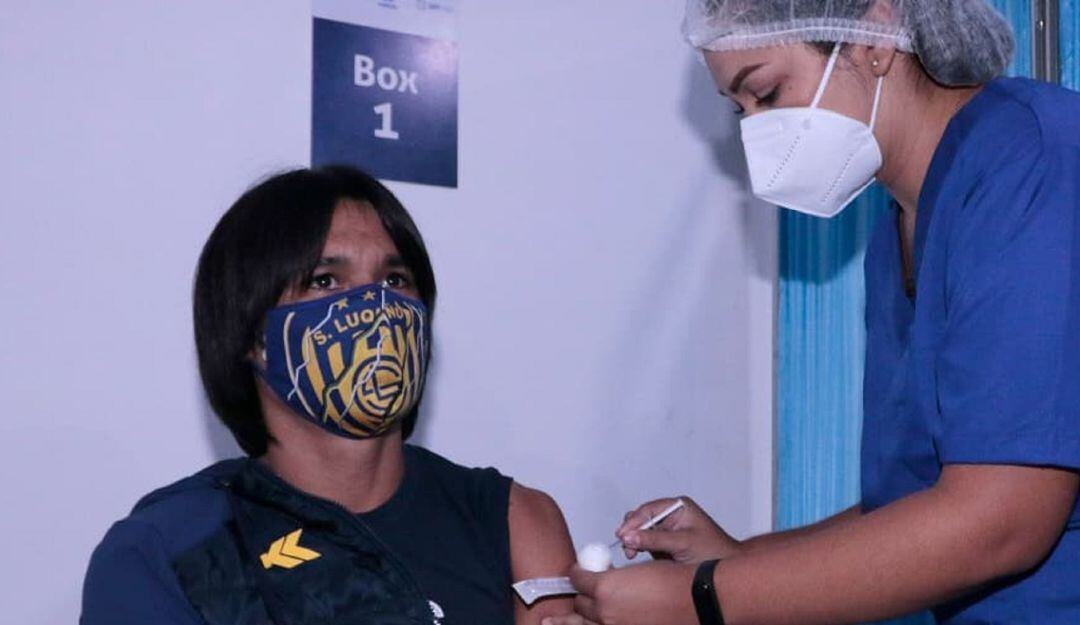 Futbolista de Sportivo Luqueño recibiendo la primera dosis de la vacuna contra el COVID-19