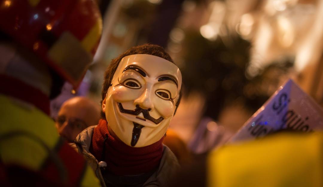 Manifestaciones con mascaras que refieren al grupo Anonymous.        Foto: Getty 