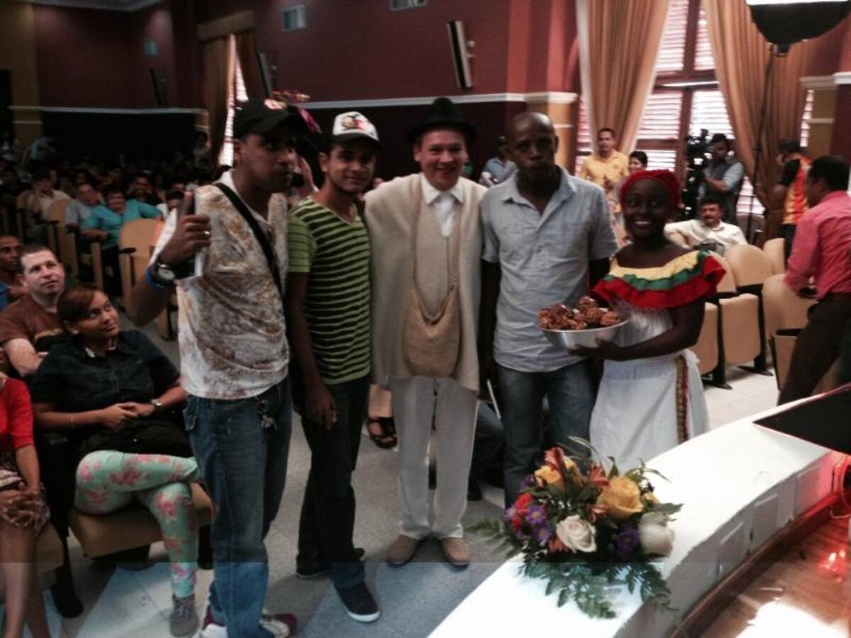 Darío Arizmendi y su equipo desde la heroica, mostrando lo mejor de la ciudad y sus gentes. Foto: Caracol Radio.