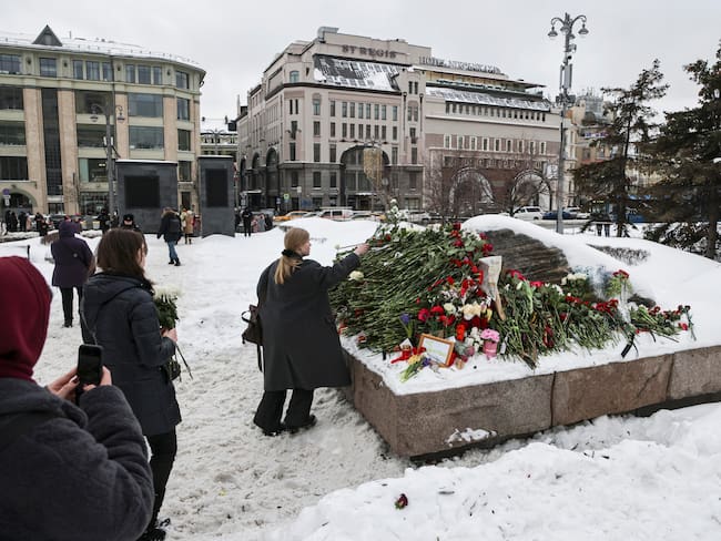 Moscow (Russian Federation), 17/02/2024.- People lay flowers mourning Russian opposition leader Alexei Navalny's death near the memorial to political prisoners in Moscow, Russia, 17 February 2024. Russian opposition leader and outspoken Kremlin critic Alexei Navalny died aged 47 on 16 February 2024 in a penal colony, the Federal Penitentiary Service of the Yamalo-Nenets Autonomous District announced. A prison service statement said that Navalny 'felt unwell' after a walk on 16 February, and it was investigating the causes of his death. In late 2023 Navalny was transferred to an Arctic penal colony considered one of the harshest prisons. (Rusia, Moscú) EFE/EPA/SERGEI ILNITSKY