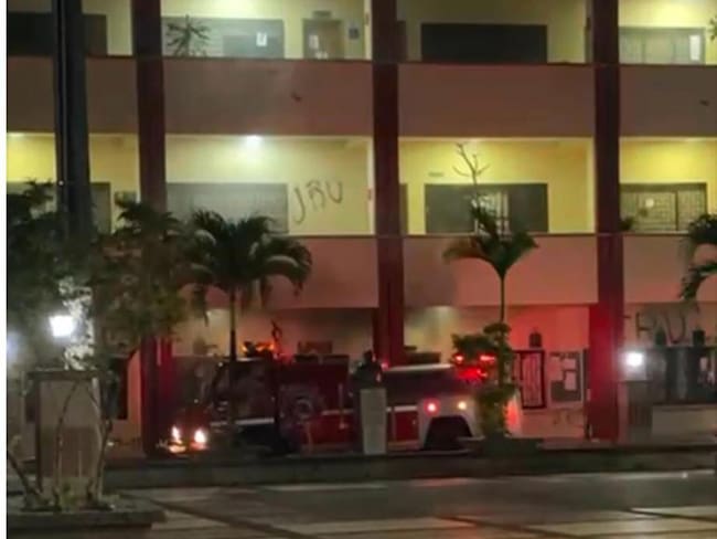 Hombres prenden fuego a instalaciones de Universidad Tecnológica del Chocó. Cortesía: @UTCH_