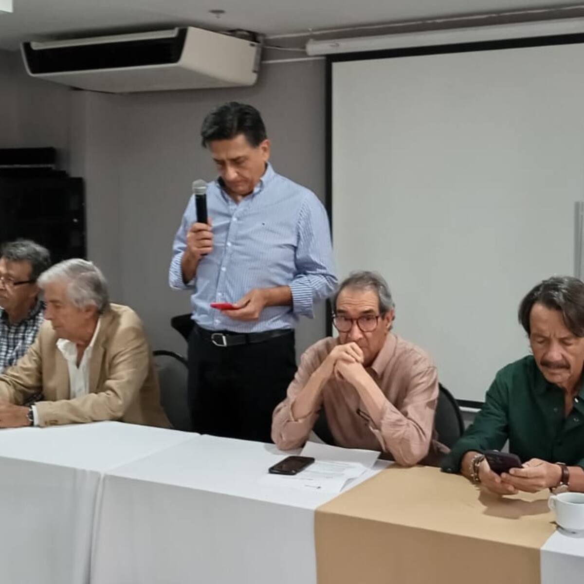 Empresarios y líderes políticos piden al Gobierno investigar obras de Autopistas del Café