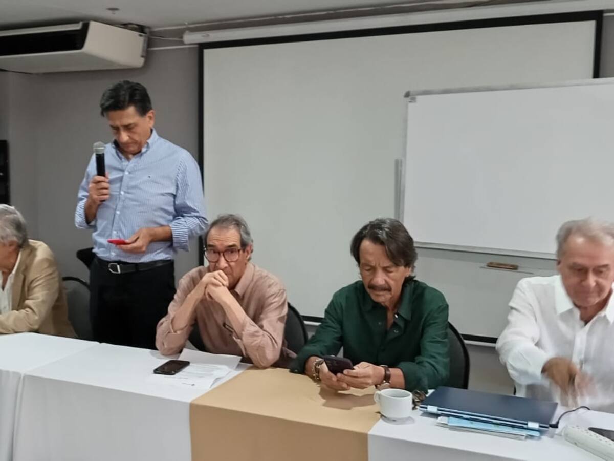 Empresarios y líderes políticos piden al Gobierno investigar obras de Autopistas del Café