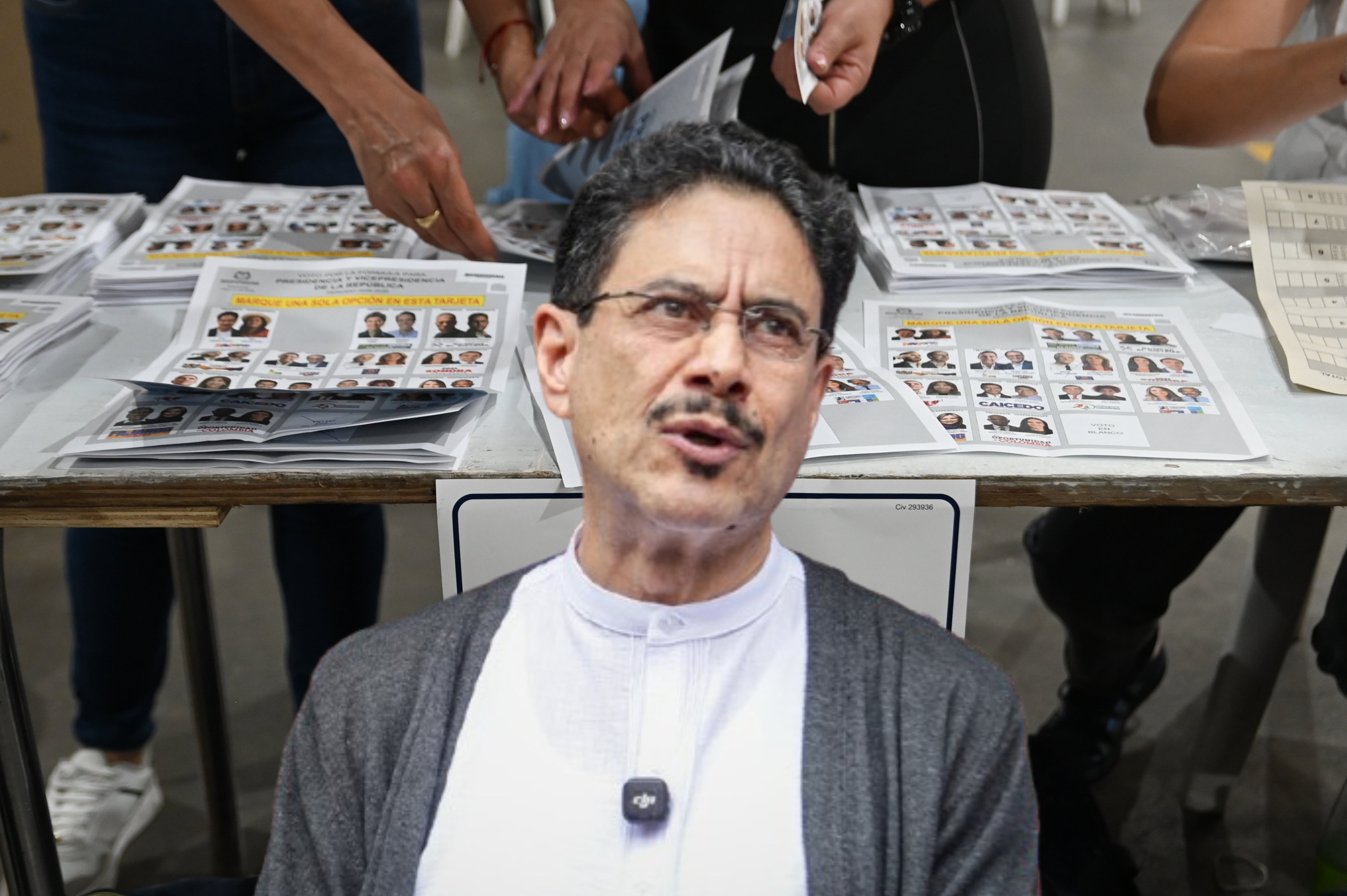 Imagen de referencia. Iván Cepeda (Colprensa) / Mesa de votación (Getty Images).
