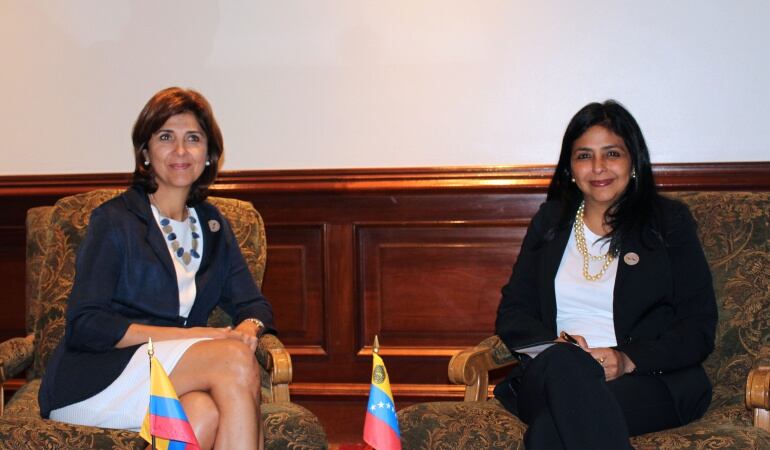 La diplomática colombiana, María Ángela Holguín, con la canciller de Venezuela, Delcy Rodríguez.