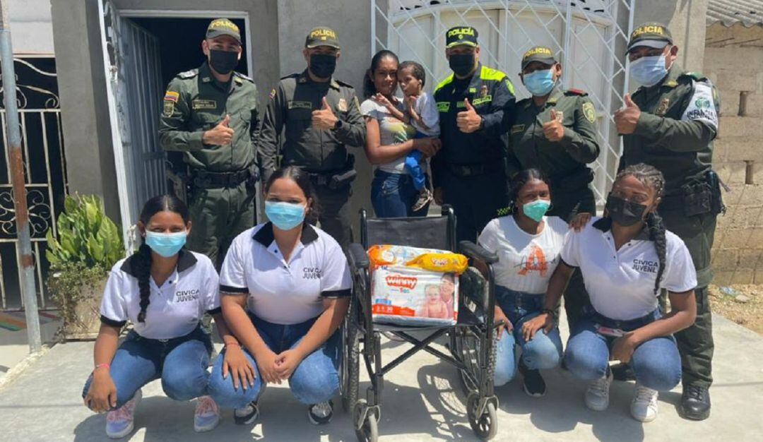 Con ayuda de los comerciantes, los uniformados lograron conseguir una silla de ruedas, un ventilador, pañales, jabón de baño y ropa