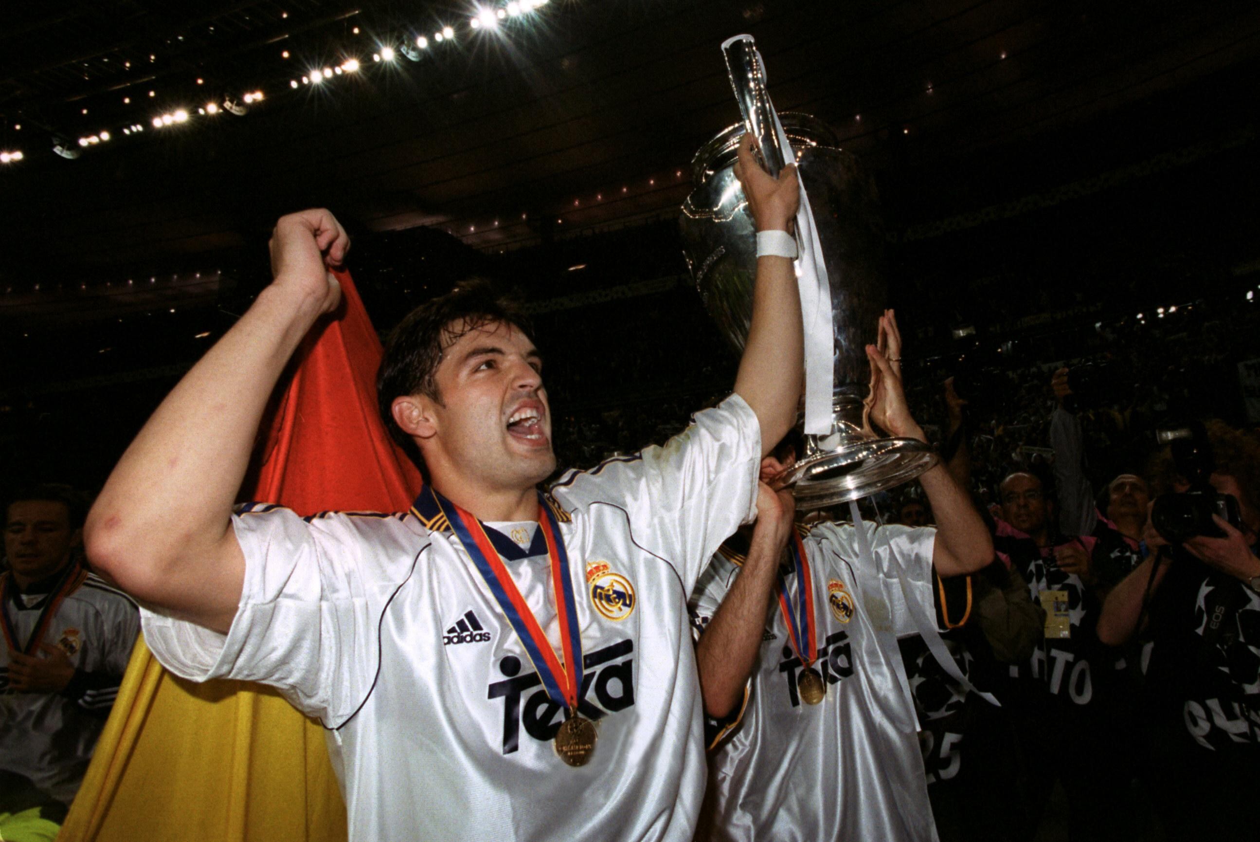 Fernando Morientes celebra una de las tres Ligas de Campeones con el Real Madrid.  (Photo by Matthew Ashton/EMPICS via Getty Images)