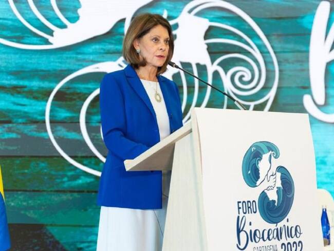 Desde Cartagena la alta funcionaria respondió de manera breve las acusaciones a su esposo, sobre el tema de San Andrés que reveló Caracol Radio