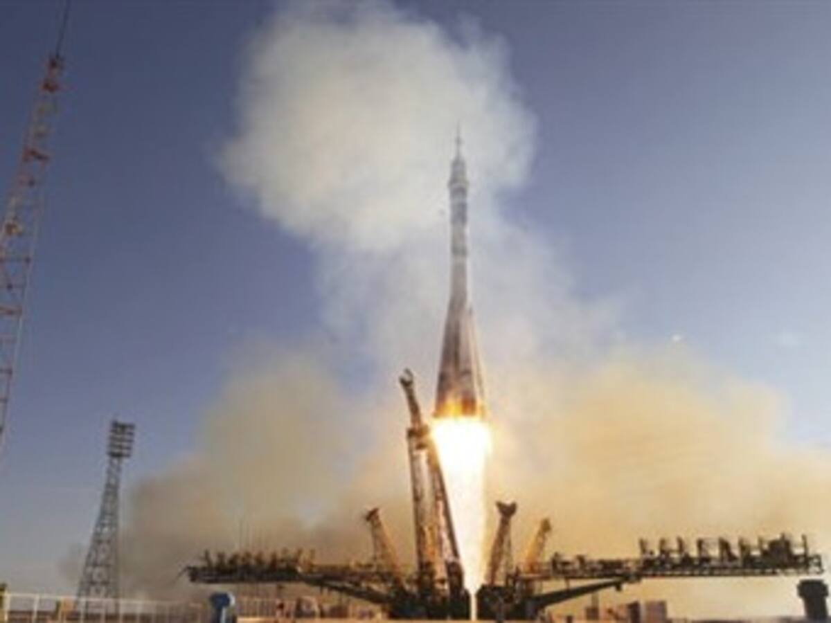 Astronautas de la EEI salen de la tierra para desmantelar bomba averiada