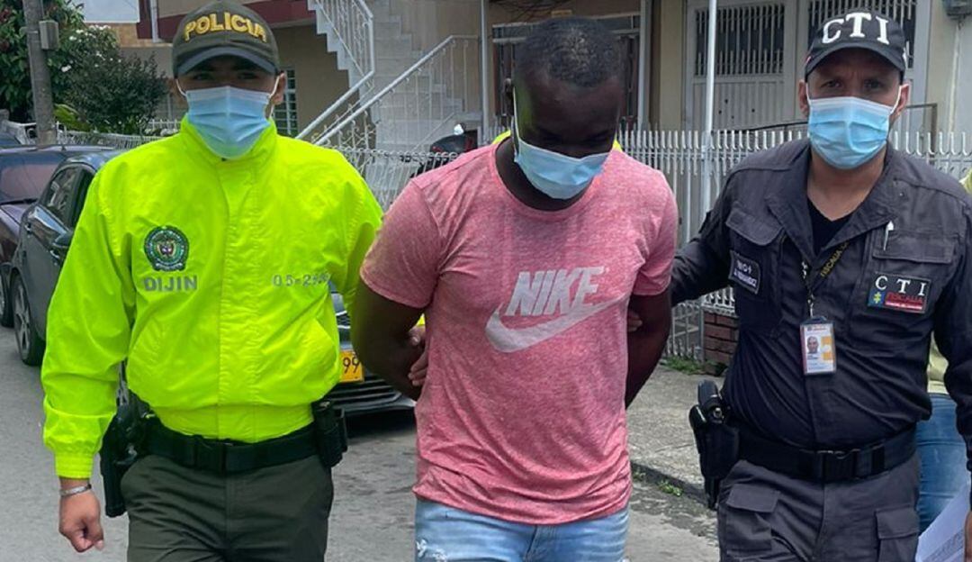 Una de las mujeres denunció que, estando con su hijo menor de edad, el hombre la sometió y la accedió carnalmente, mientras le apuntaba al menor con el arma.