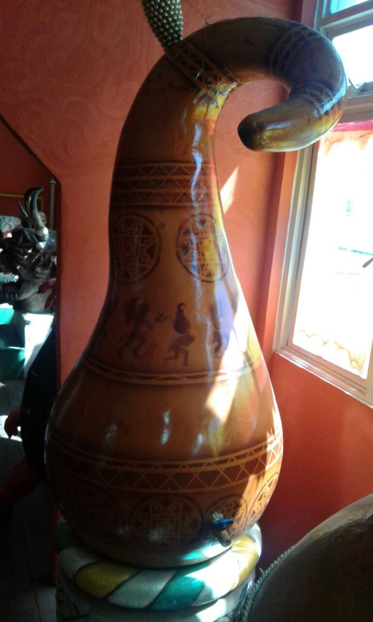 El calabazo, es el recipiente en el que se prepara el guarapo, bebida indígena que en el Carnaval es apetecida para embriagarse. 