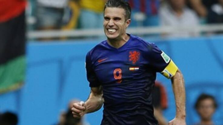 Van Persie marca un golazo de cabeza empata el partido.