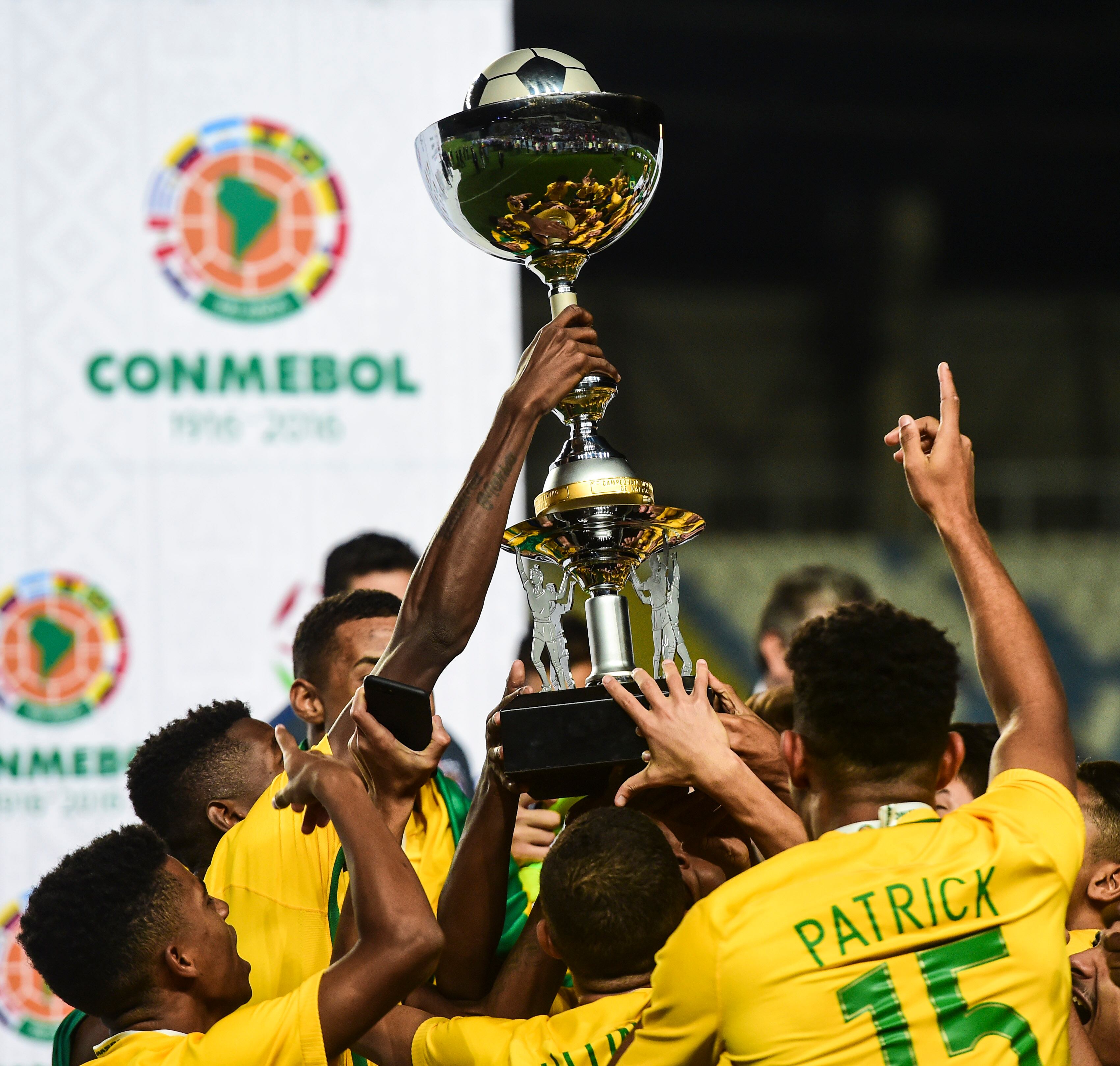 Los jugadores de Brasil celebran con el trofeo su primer puesto en el torneo de fútbol Sudamericano Sub-17 en Rancagua, a unos 90 km al sur de Santiago de Chile el 19 de marzo de 2017. / AFP PHOTO / MARTIN BERNETTI (El crédito de la foto debe decir MARTIN BERNETTI/AFP vía Getty Images)