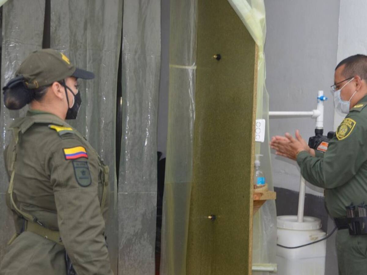 Policía instala cabina de desinfección en estación de Santa Fé de Antioquia
