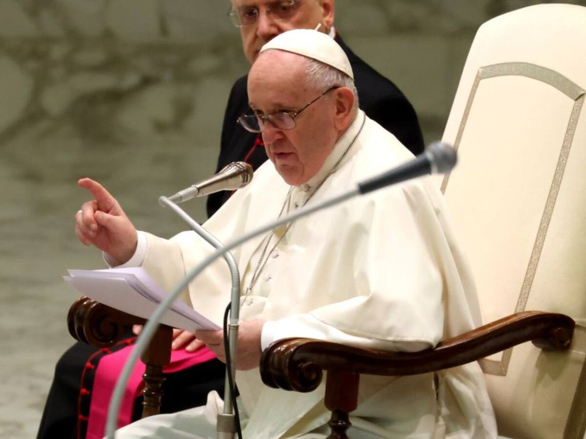 Papa Francisco pide acompañar a hijos con "orientación sexual diferente"