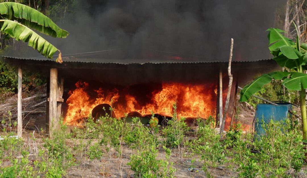 Hombres de la Compañía Antinarcóticos encontraron en el sitio elementos propios para la fabricación de la droga, así como una planta eléctrica, hornos microondas y gatos hidráulicos.