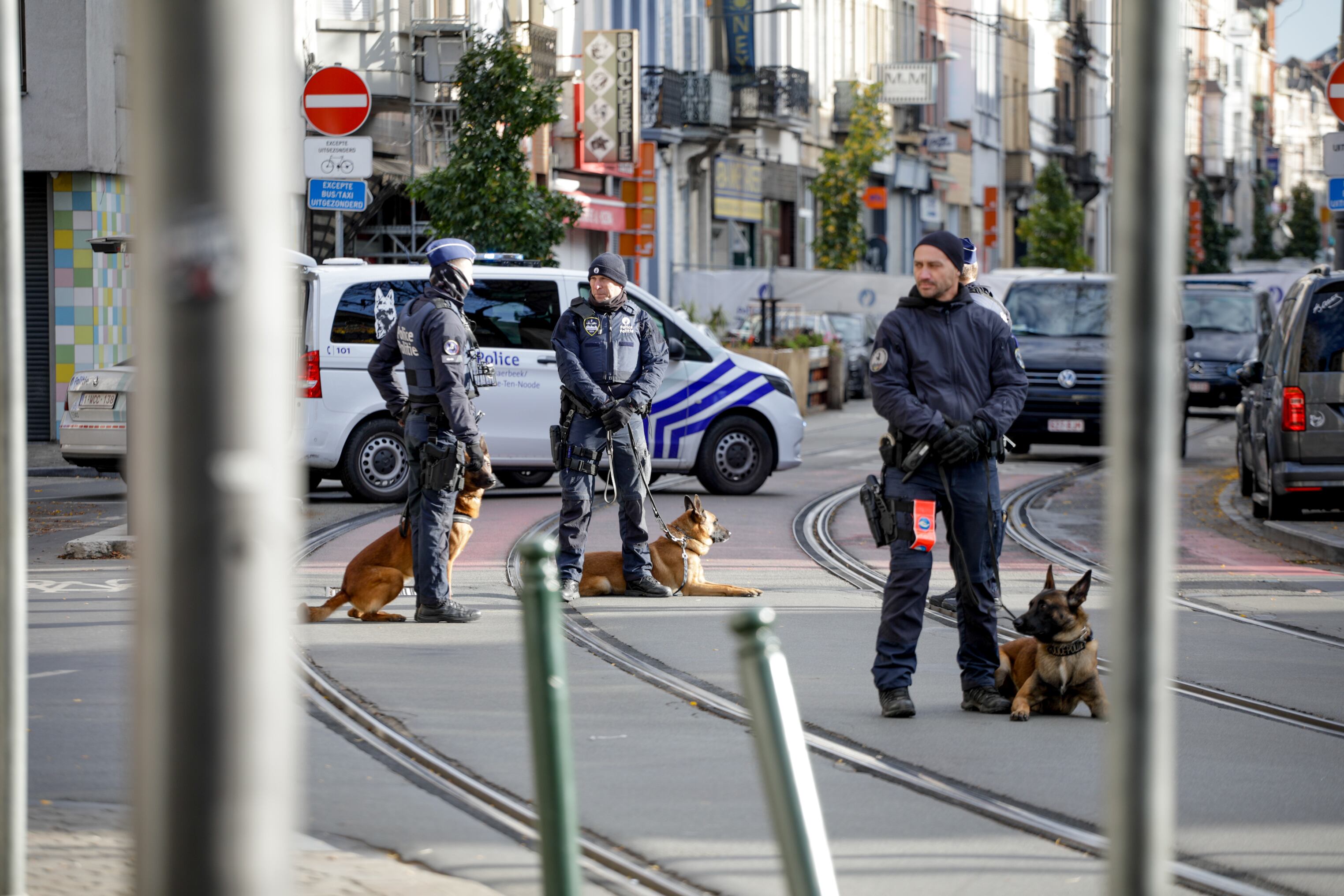 BRUSELAS, 17/10/2023.- Vista del lugar del atentado ayer lunes en Bruselas, en el que un hombre atentó contra dos seguidores de la selección de fútbol de Suecia, y en el que un tercero resultó herido grave. El sospechoso falleció este martes por las heridas de bala sufridas durante su detención, informó la prensa local. Se trata de Abdesalem L., de origen tunecino y que estaba ilegalmente en Bélgica, según confirmó hoy el primer ministro belga, Alexander De Croo, en una rueda de prensa antes de que fuese alcanzado por los disparos de la policía en un café de Bruselas.-EFE/Pablo Garrigós