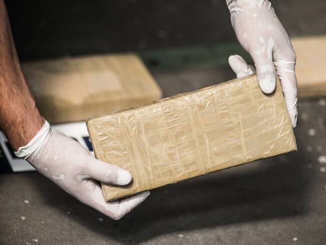 Inspección física de una carga de 2.4 toneladas de carbón coque donde se camuflaron 2.453 kilos de cocaína.