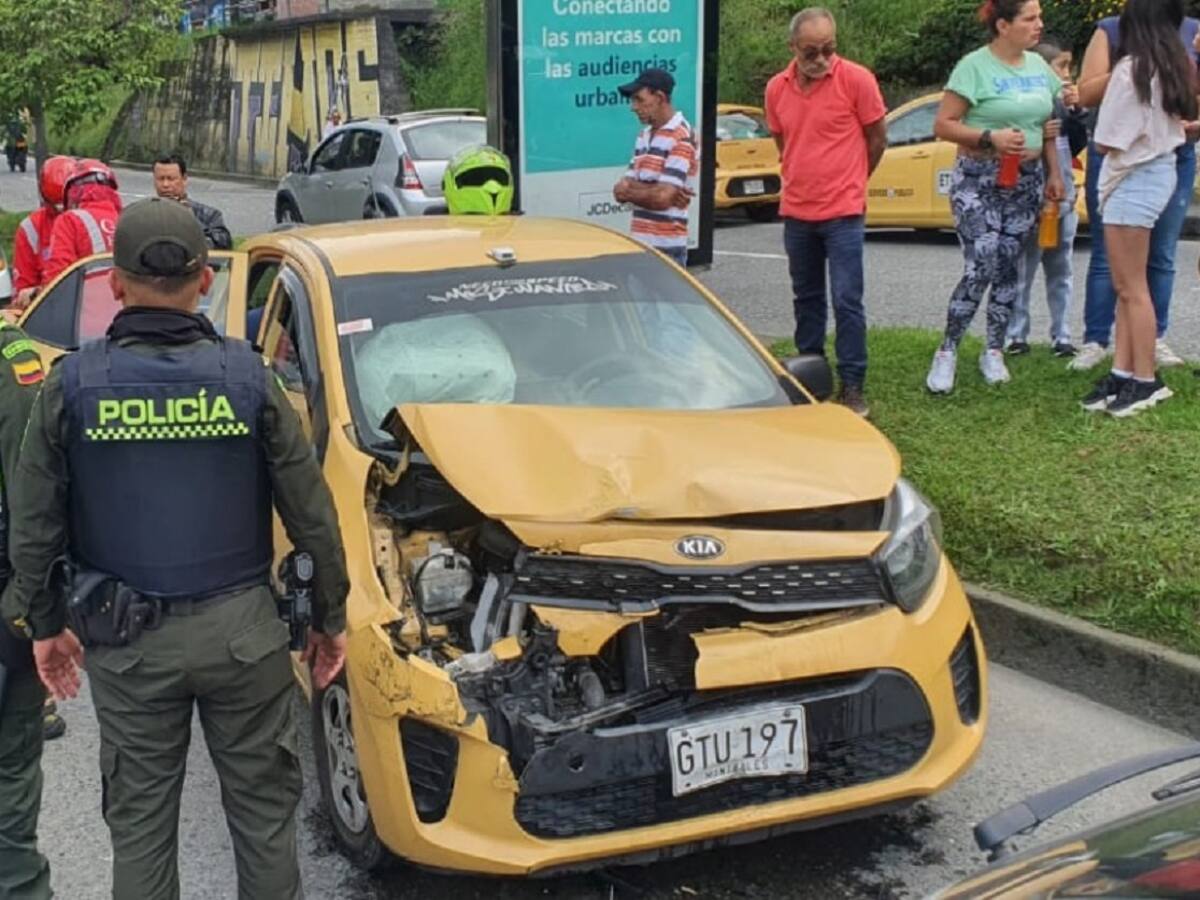 Accidente entre vehículo y un taxi en una avenida de Manizales dejó dos personas heridas