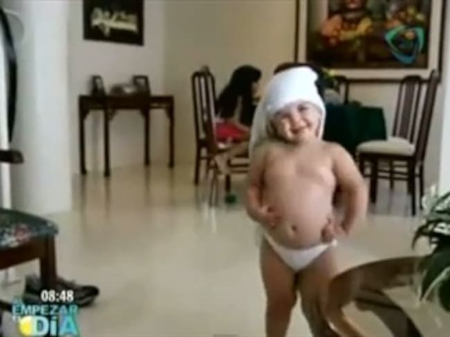 Cómico video de bebé moviendo las caderas como Shakira